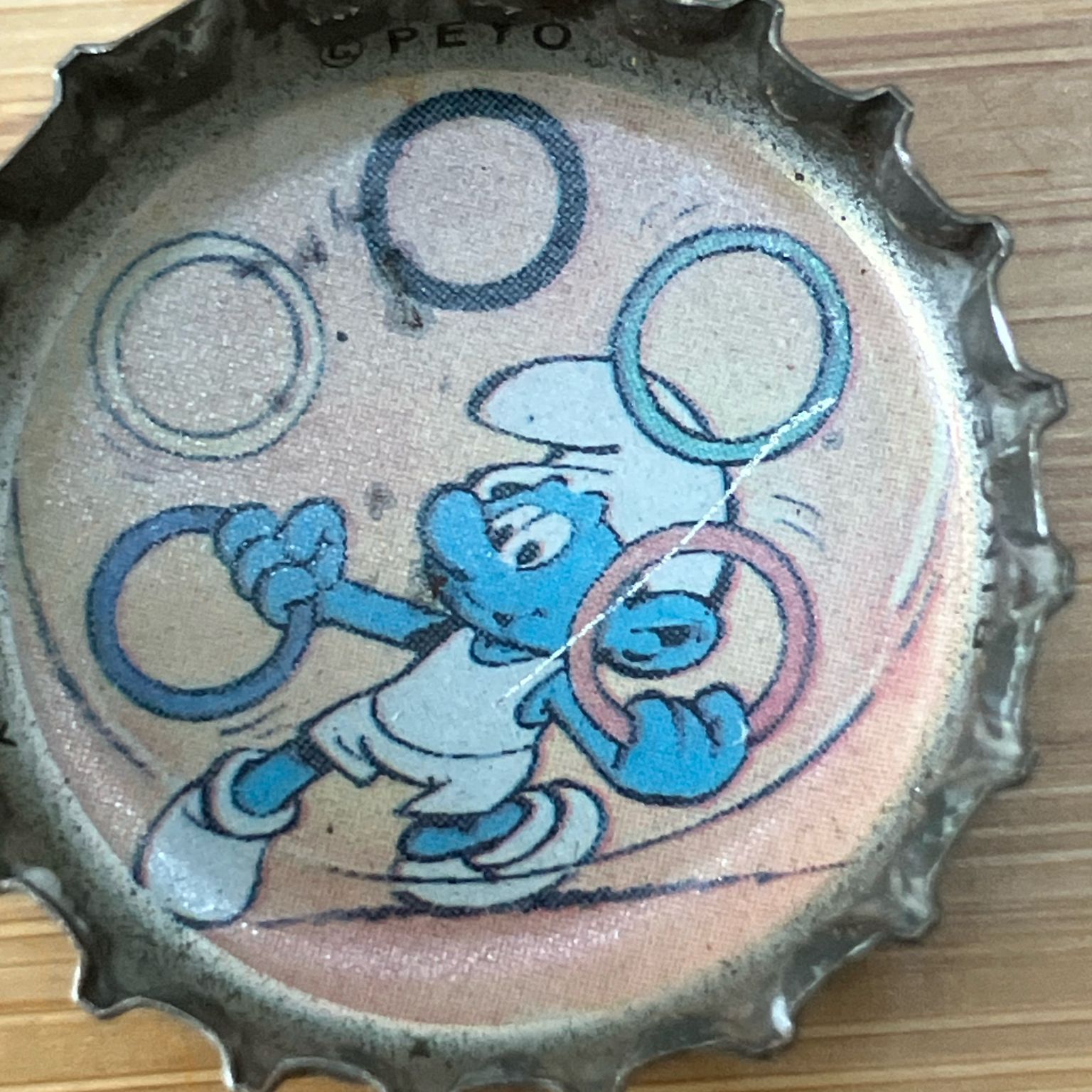 Blue Smurf juggling the five multi-colored Olympic rings